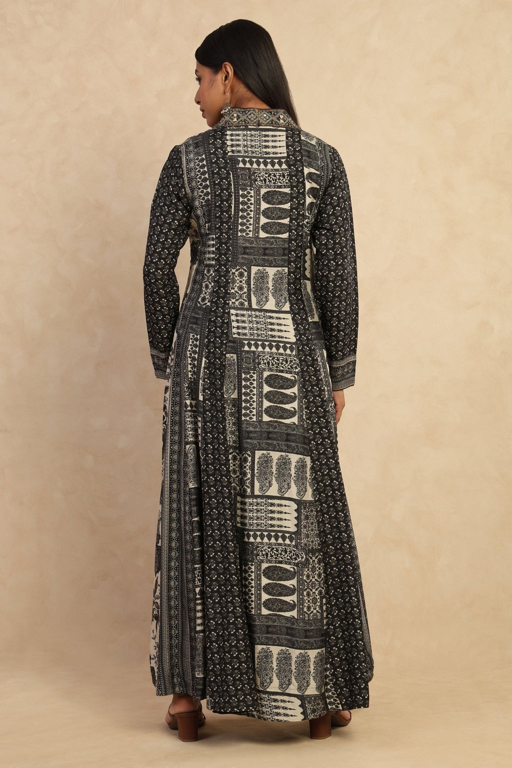 The 'Charcoal Kalidaar' Asymmetric Muslin Silk Kurta Set with Jacket - ilaaraThe 'Charcoal Kalidaar' Asymmetric Muslin Silk Kurta Set with Jacket